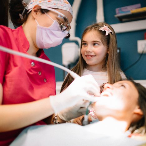 Mamma e figlia dal dentista Studio dentistico Smile Restyle Rosini Livorno